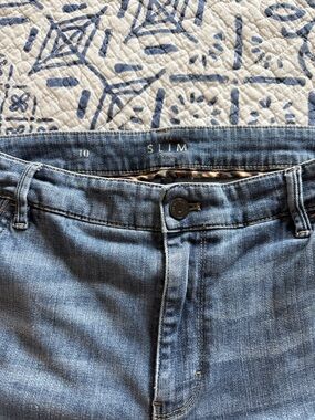 White House Black Market Slim Jeans with sparkly stitching - size 10 regular